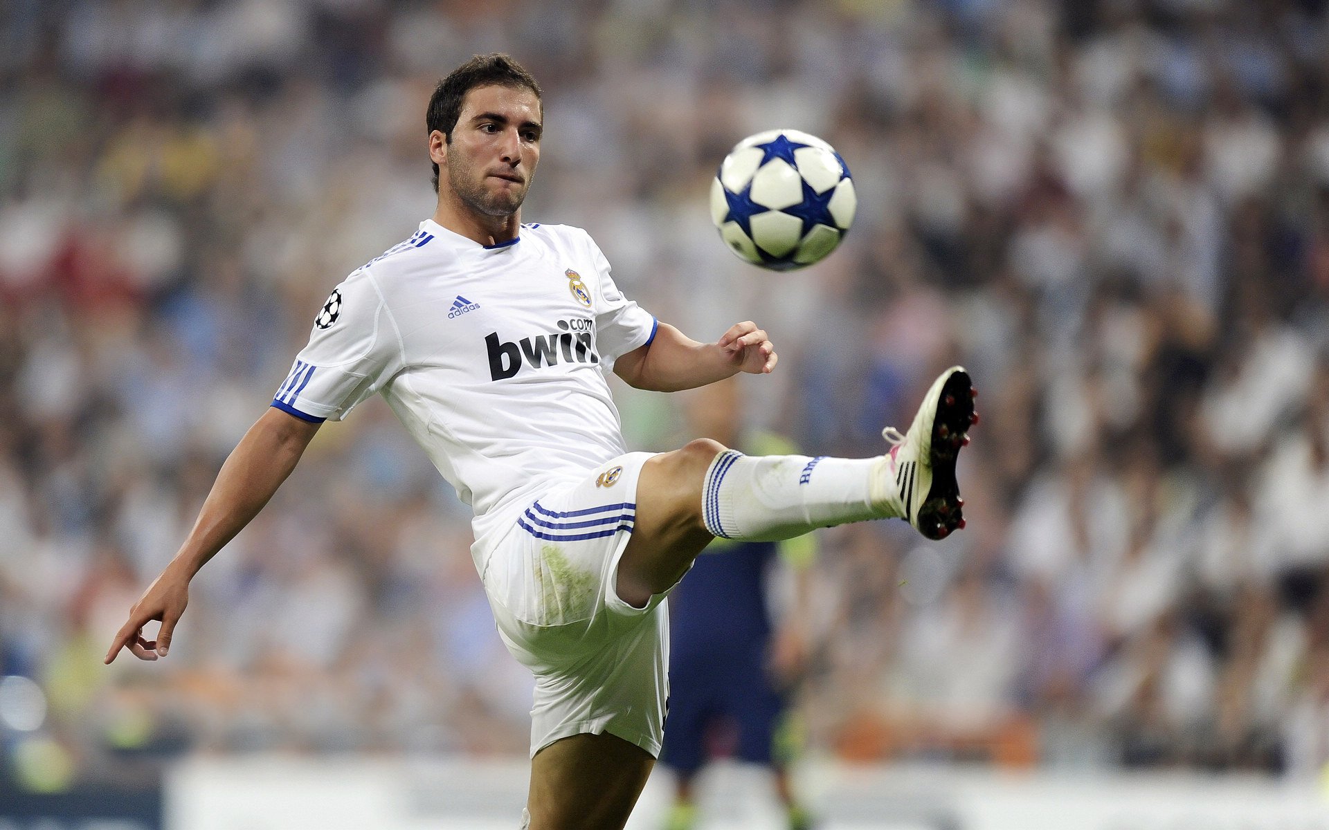 《电竞行业跨界融合：从游戏到电影、电视剧的全新布局》，电竞领域